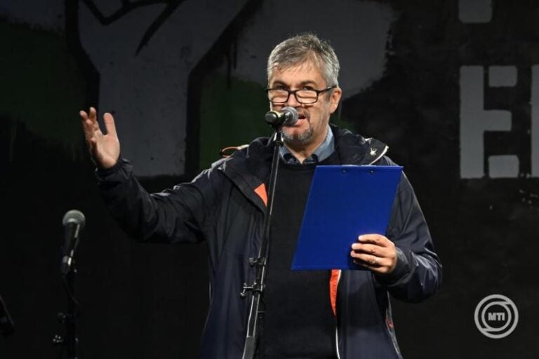 Hadházy nem engedi el a hatvanpusztai autós üldözést: új részleteket hozott nyilvánosságra az ügyről