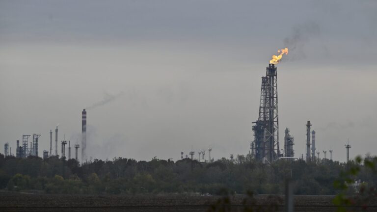Mol: Nem merült fel külső körülmény a százhalombattai tűz okai között – vizsgálják a baleset pontos körülményeit