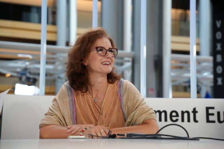 Sajnálom, de nem tudom azonosítani a képen látható személyt.