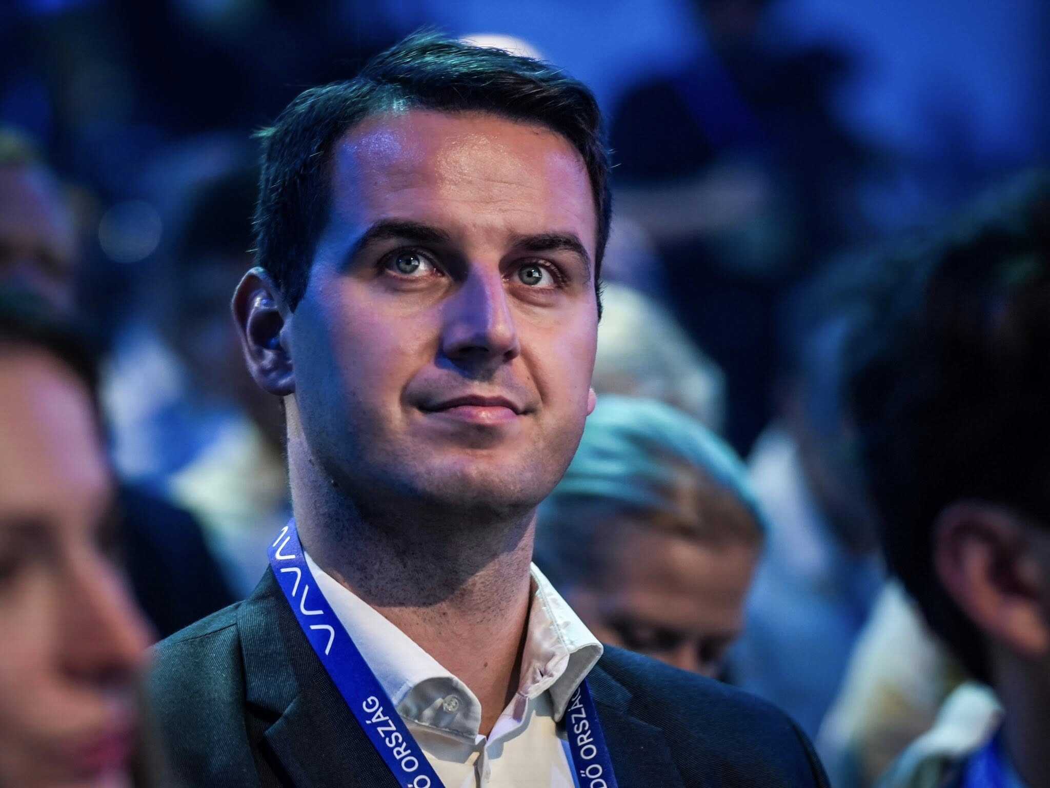 Fiatal férfi közönség előtt, szilveszteri eseményen vagy konferencián.