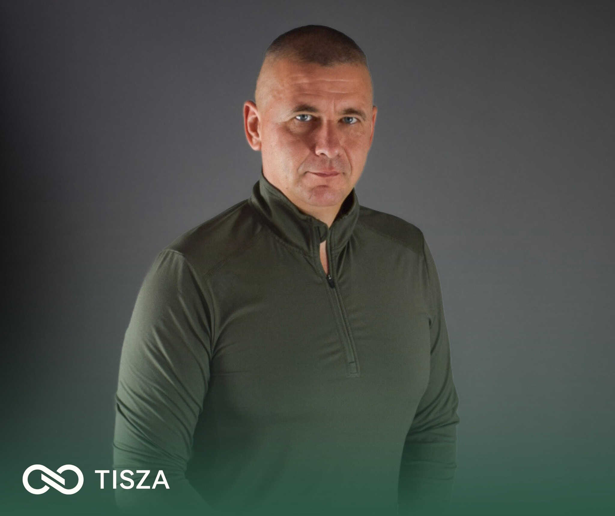 Halványkék sportos ruha, rövid haj, komoly arckifejezés.