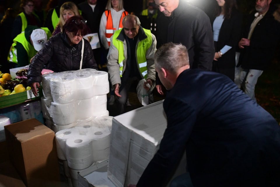 Táblák és papírtermékek kiosztása rászorulóknak közelről, társadalmi összefogás Magyarországon.