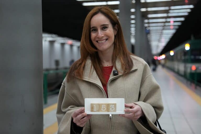 épület, női utas, metróállomás, mosolygós, jegygyűrű.