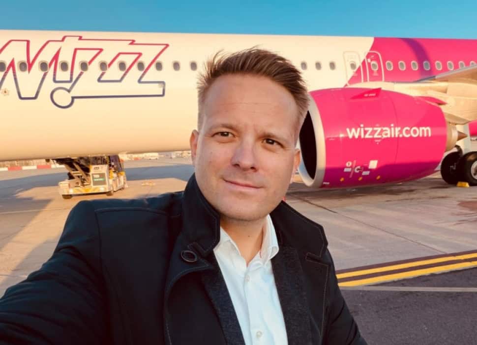 Felsővezeték nélküli repülőgép pilóta felvétel, médiaszemélyiség repülőtéren Magyarországon.