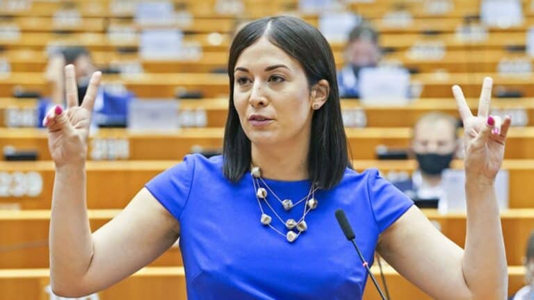 Furcsa női képviselő a parlamentben, hogy kifizetik a játékosokat a sporteseményekért.