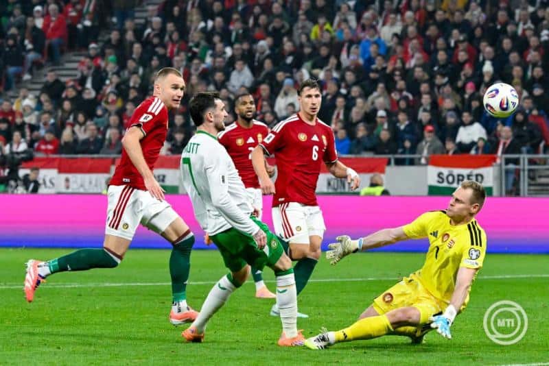 Magyar válogatott játékosok a pályán, amint gólszerzési lehetőség előtt állnak.