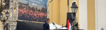 Működő és emberséges Magyarország tüntetés, politikai beszéd a színpadon Magyarországon.