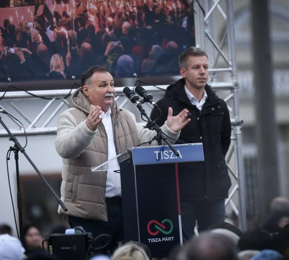 Politikus beszél a Tisza-parti rendezvényen, sok érdeklődő hallgatja figyelemmel.