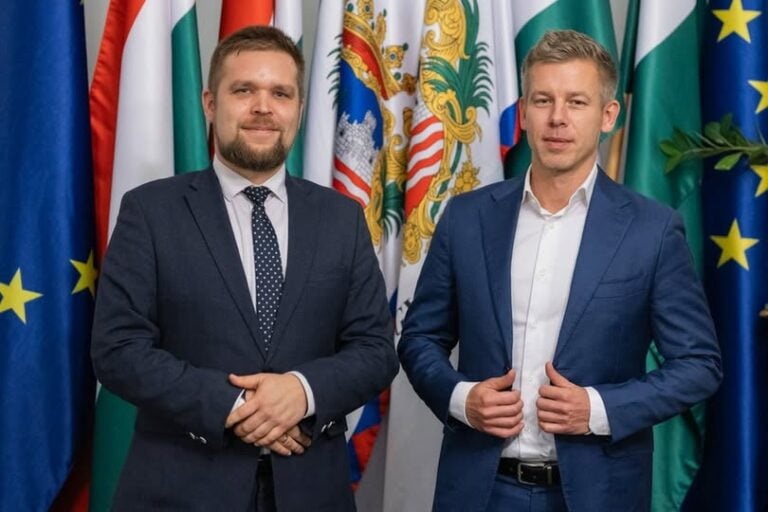 Fájlneve: két-ferfi-ruhat-ertes-alairas-az-orszagos-hazban.jpg.