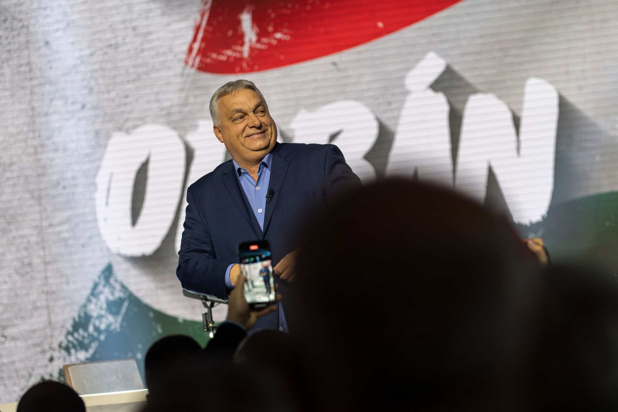 Magyar politikus mosolyog a színpadon egy eseményen.
