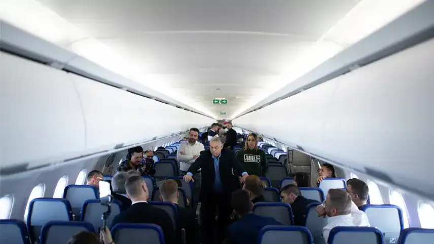 Felszállnak az utasok egy repülőgépre, pilóta és utasok beszélgetése a fedélzeten.