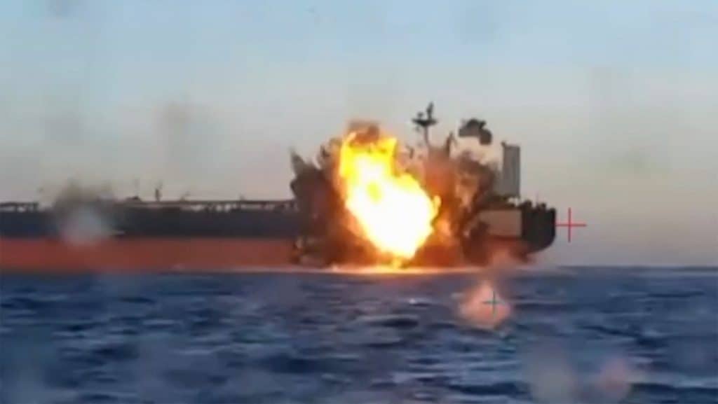 Füst és lángok a tengeren egy hajórobbanás után. Fontos esemény, melyet a magyar hírportál részletesen bemutat.