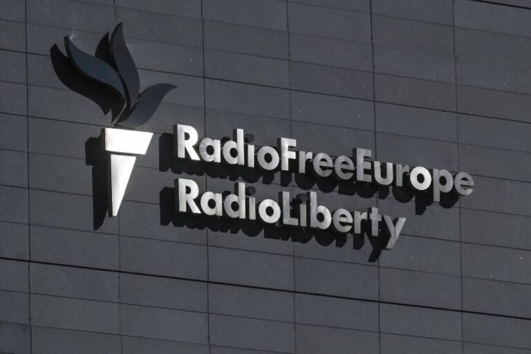 RádióFreeEurope és RadioLiberty logó a modern épület falán, kiemelve a médiaportálokat.
