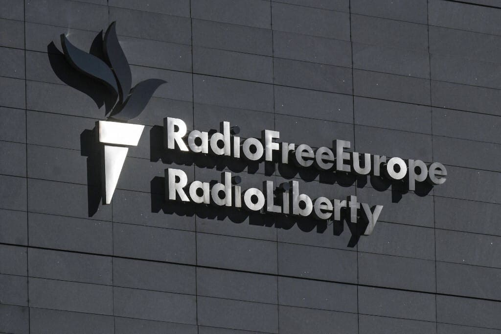RádióFreeEurope és RadioLiberty logó a modern épület falán, kiemelve a médiaportálokat.