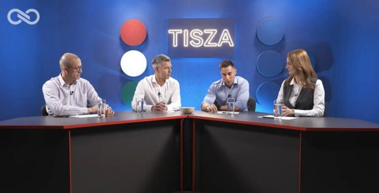 Politikai beszélgetés a TISZA műsorában, a stúdióban négy résztvevővel.