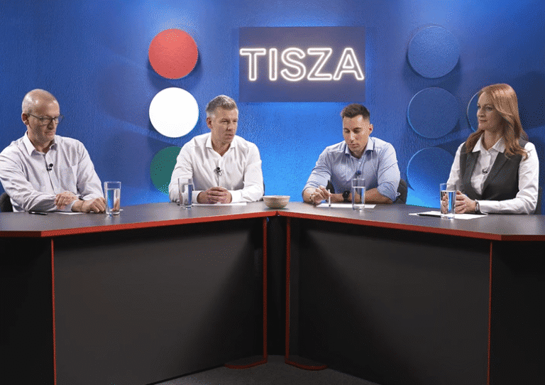 Kép a Tisza című műsorról, négy ember ül egy asztalnál a stúdióban, háttérben a Tisza felirat.