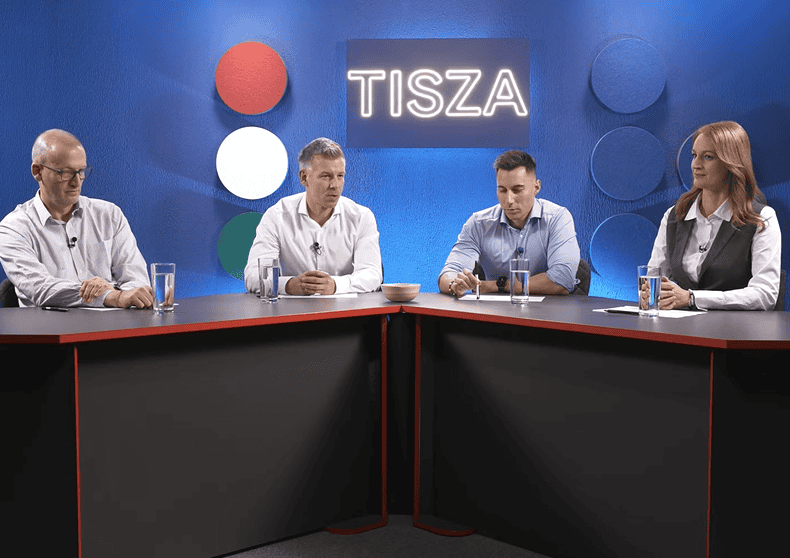 Kép a Tisza című műsorról, négy ember ül egy asztalnál a stúdióban, háttérben a Tisza felirat.