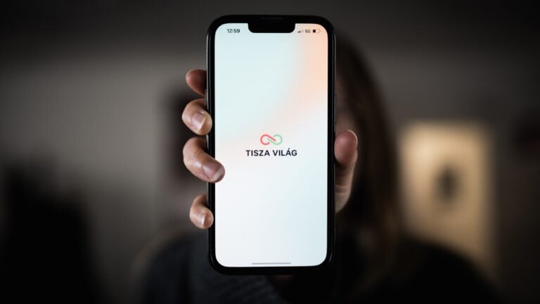 Tisza Világ alkalmazás logója a telefon kijelzőjén.