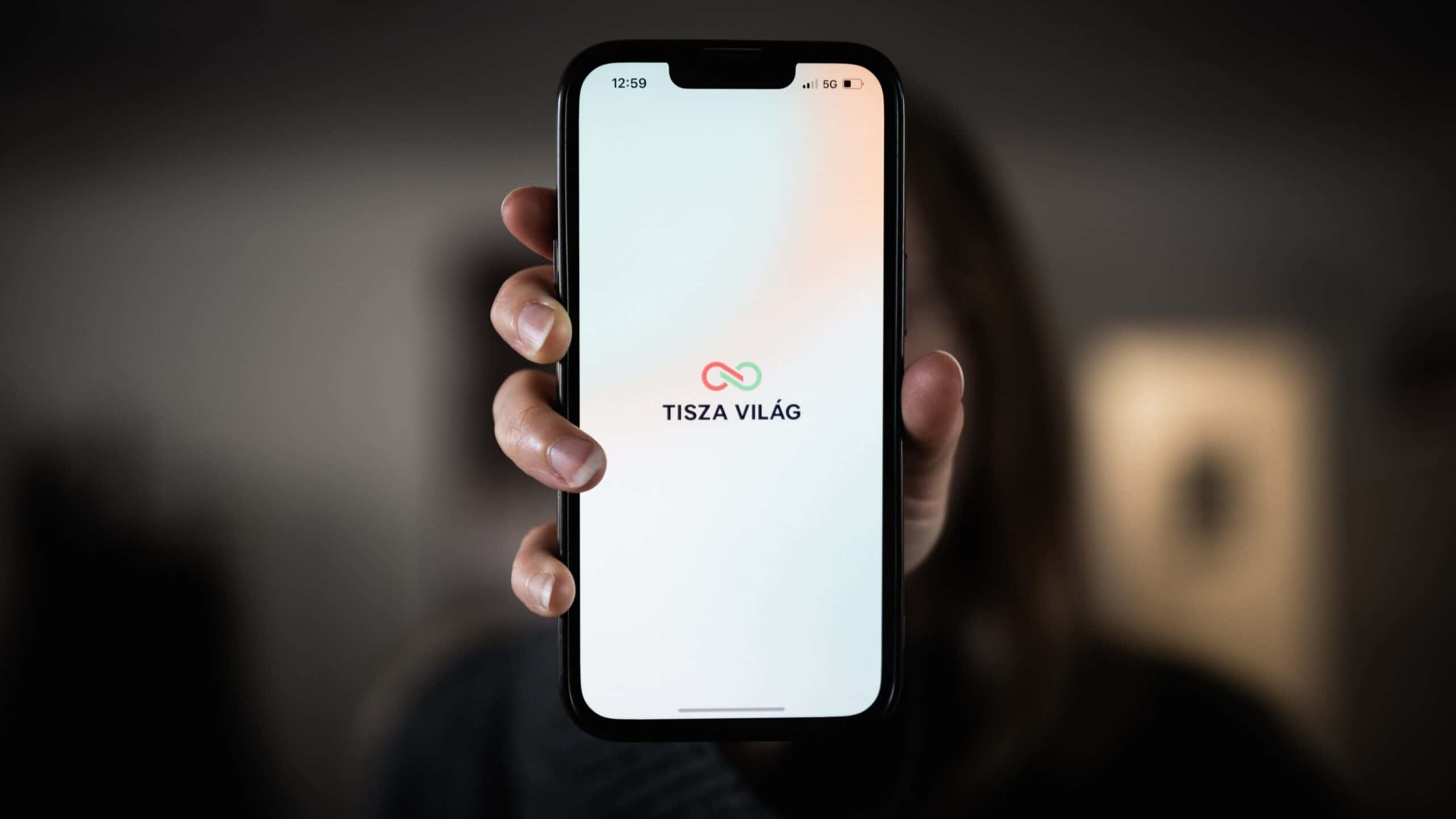 Tisza Világ alkalmazás logója a telefon kijelzőjén.