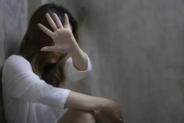 Elutasított képletelen nő, aki elfordul a kamerától és eltakarta az arcát.