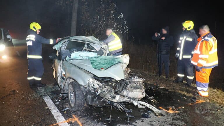 ütközés helyszíne, halálos baleset, mentők és tűzoltók jelenléte, éjszakai közlekedés, súlyos sérülések.