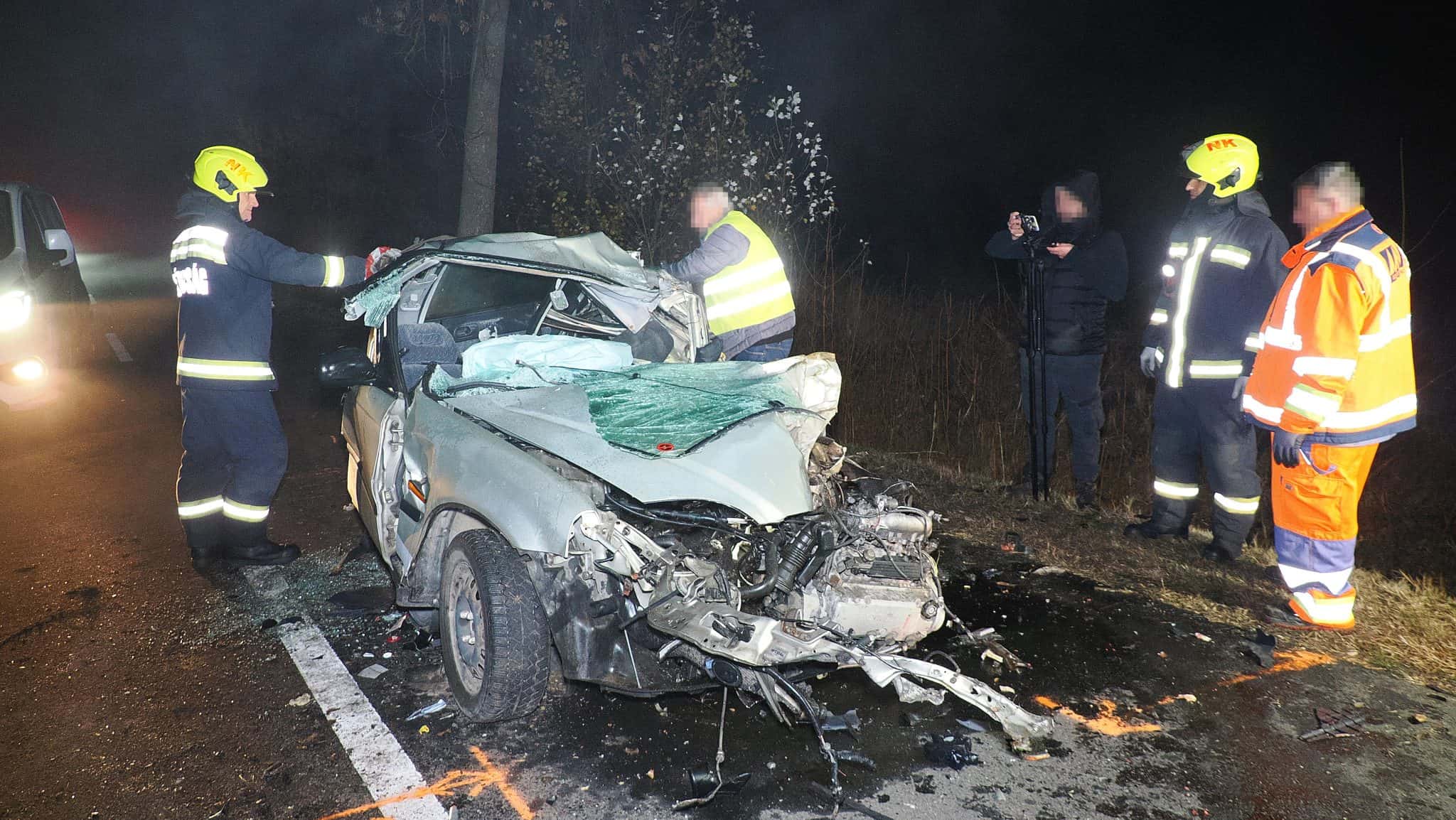ütközés helyszíne, halálos baleset, mentők és tűzoltók jelenléte, éjszakai közlekedés, súlyos sérülések.