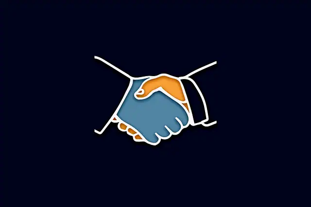 Két kéz fog egyesül egy kézfogásban, színpadi háttér, üzleti megállapodás aláírása.