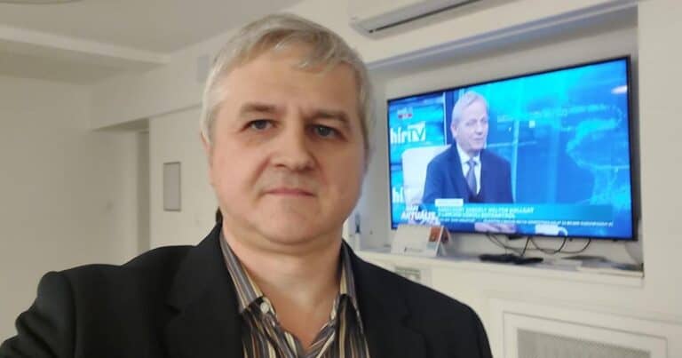 Független férfi férfi portré televízióképernyő háttérben.