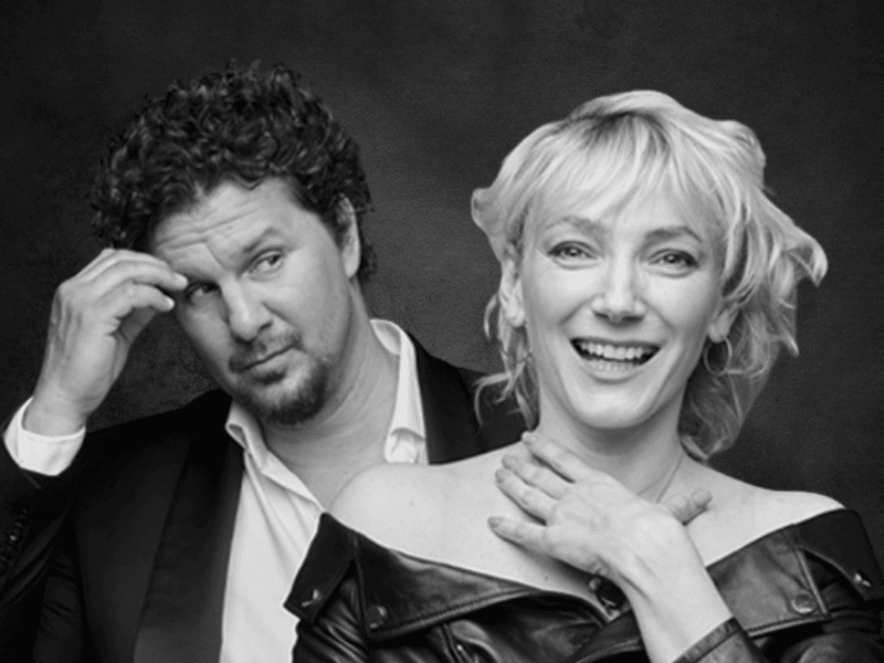 Intelligens pár portré fotó fekete-fehér, mosolyogva, laza stílusban.