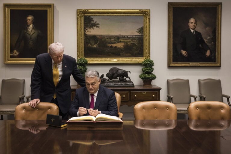 Telefonálás Donald Trump és Joe Biden között a Fehér Házban találkozójuk során.