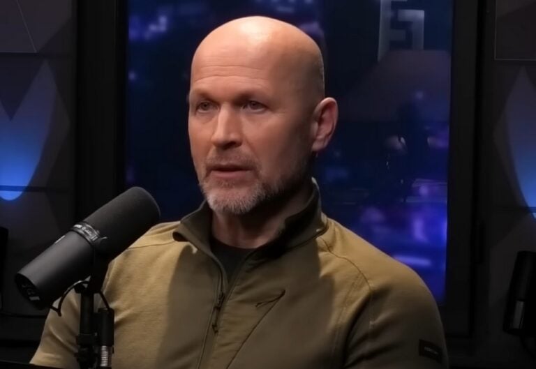 Boros Dávid beszélget egy rádiós stúdióban, komoly arckifejezéssel, mikrofon előtt.