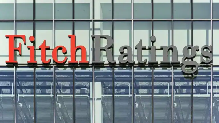Fitch Ratings épülete, globális hitelminősítő cég logóval, modern irodaépület.