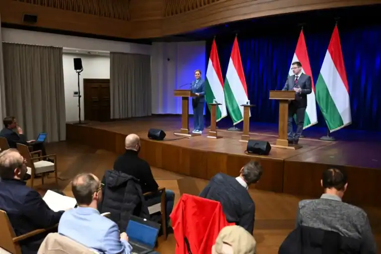 Magyarország és nemzetközi politikai vezetők sajtótájékoztatója, háttérben magyar zászlókkal.