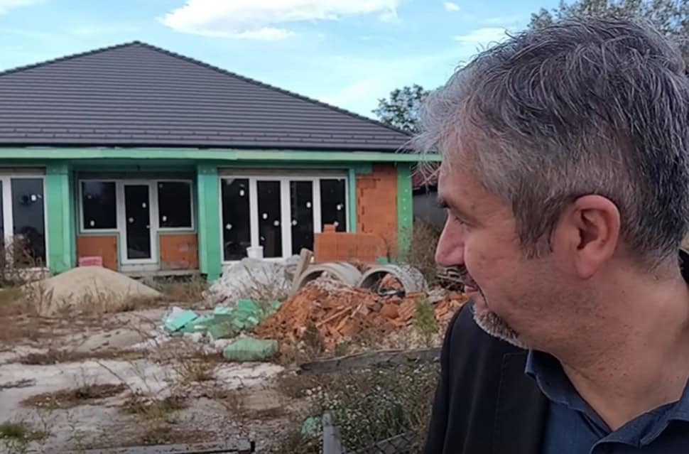 Eltávolított házfelújítás közben, építési törmelékek a kertben.