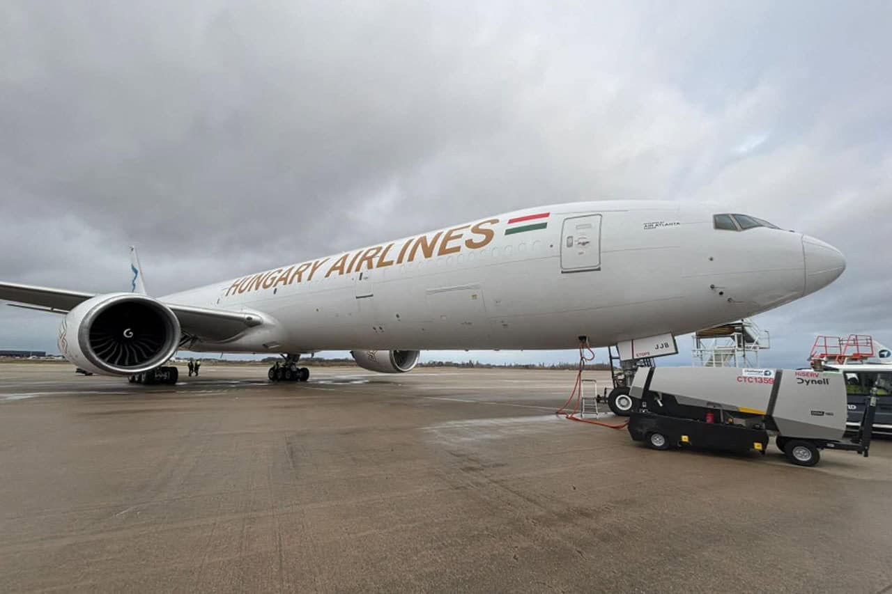 Légiforgalmi gép a Magyarországi repülőtéren Magyar Airlines felirattal.