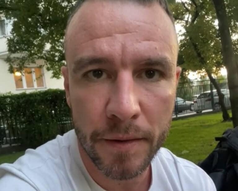 Férfi portré természetes környezetben, parkban, zöld háttérrel.