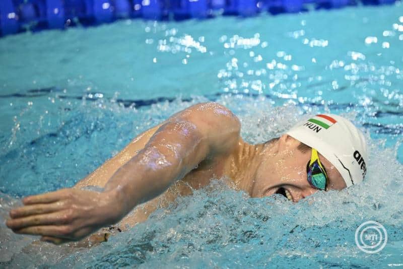 Egy magyar úszó sportoló verseny közben a vízben, medencében, sportdzsekiben, Hungary, sport, úszás, verseny, offizial termékek, olimpia.