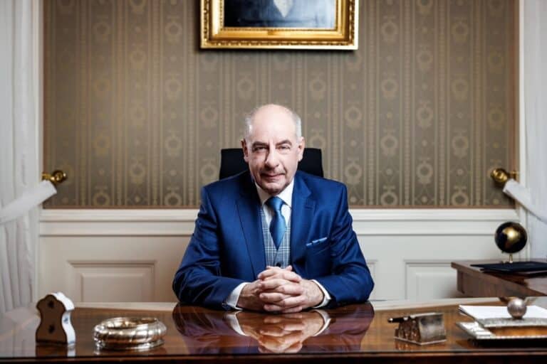 Dinámikus üzletember a klasszikus irodában, modern belső térben.