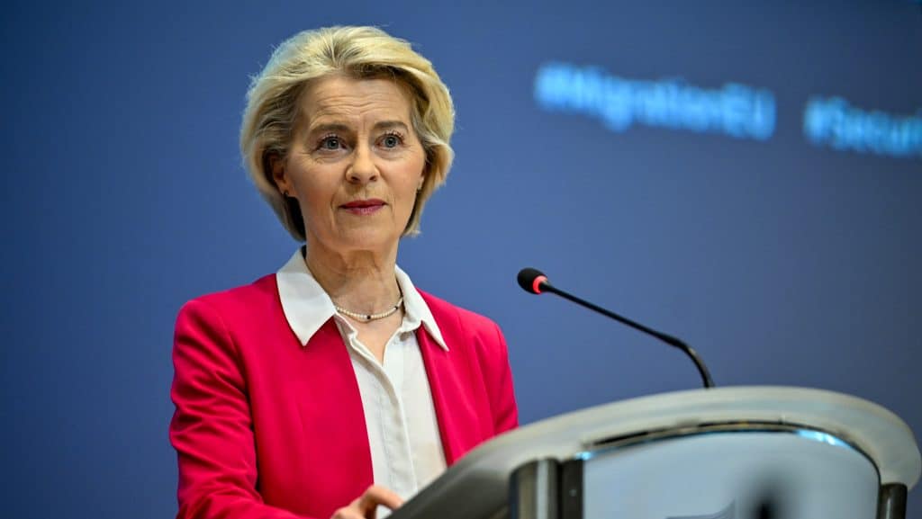 Európai politikus női beszéd központi felszólalás a konferencián.