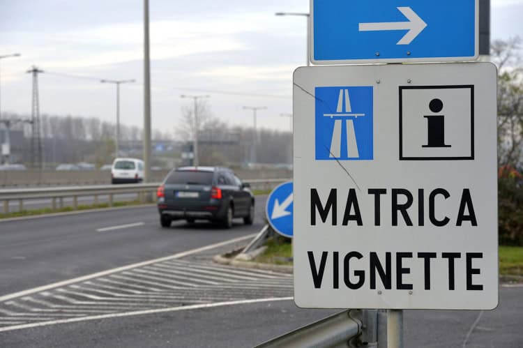 Matrica vignettes tábla Magyarországon, autópálya használatához szükséges díjfizetés.