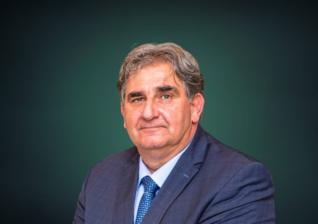 Tapasztalt politikus portréja, aki szakértelmével és vezetői képességeivel igyekszik formálni Magyarország jövőjét.