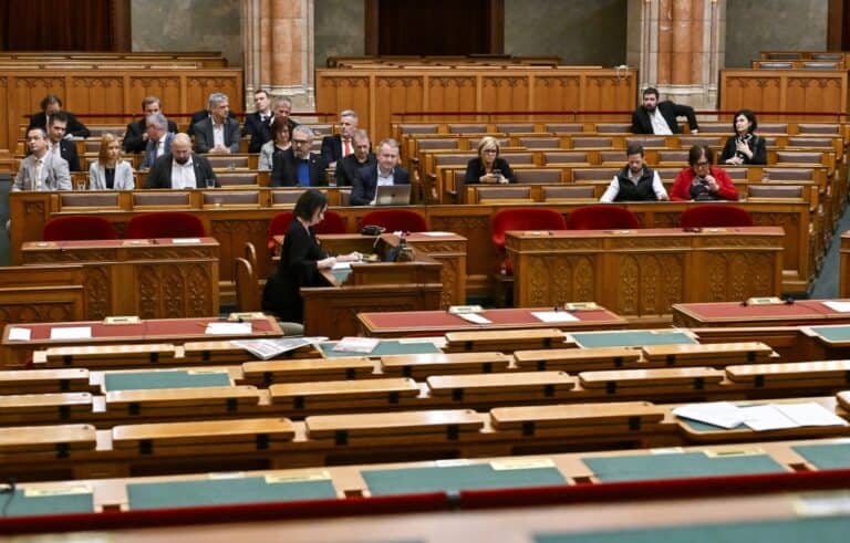 Kormányülés a magyar parlamentben, képviselők és parlamenti dolgozók jelenlétében.