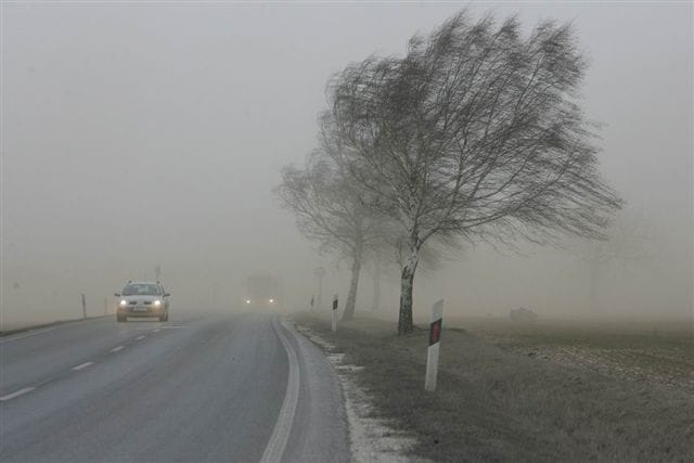 Sűrű ködös idő az autópályán, gyenge láthatósággal és csúszós úttal. Óvatos vezetést javasol a szakértő.