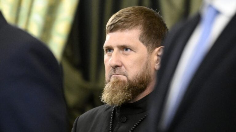 Őszerzetes vallási vezető a vallási vagy politikai eseményen, komoly arckifejezéssel.