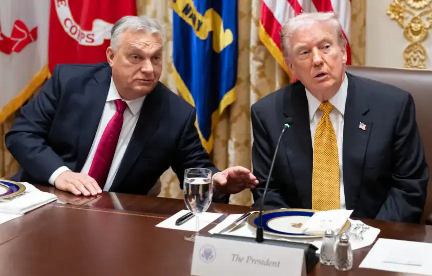 Kétszemélyes találkozó Trump és egy másik politikus között, amerikai nemzetközi esemény helyszínén.