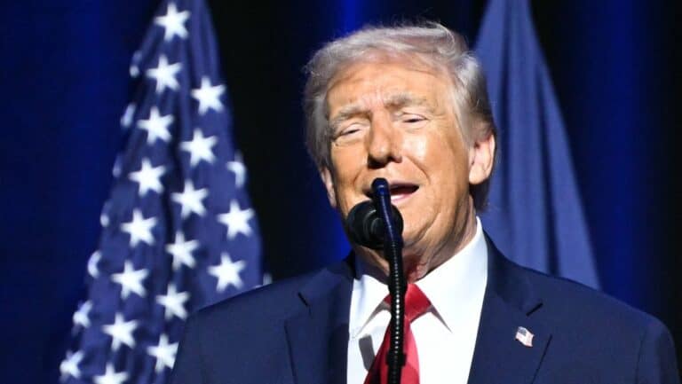 Amerikai politikus, Donald Trump, beszédben fejezi ki magát egy neves eseményen.