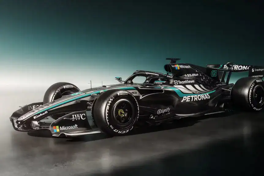 F1-es Mercedes-AMG Petronas versenyautó forgalmazásban, modern és innovatív design.