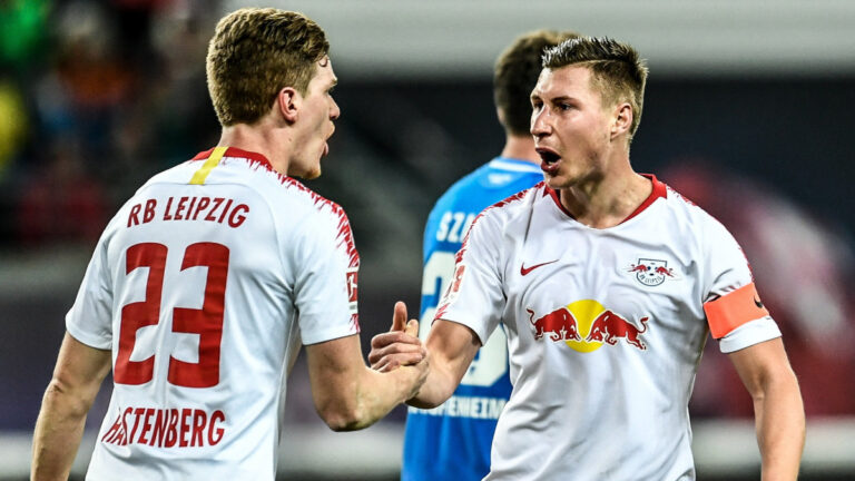 Strauss a két futballjátékossal, mérkőzés közbeni megbeszélés, saját csapattárs, RB Leipzig, sport esemény.