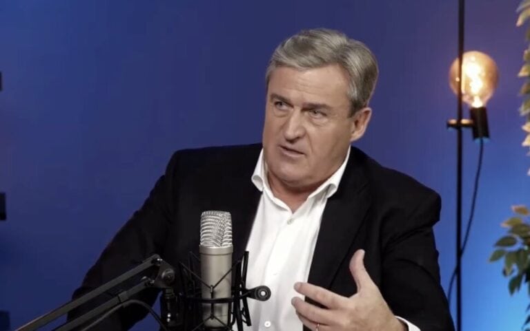 Politikus beszélgetés, műsor, interjú, magyar nyelven Magyarországon, rövid, részletes.