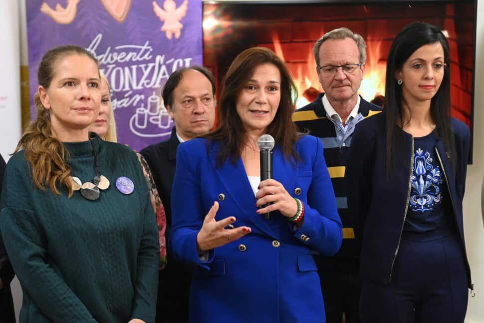 Több női és férfi személy beszélget egy interjú vagy sajtótájékoztatón, háttérben látható egy online hírportál logója.